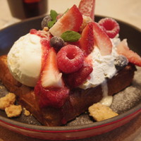 アニヴェルセル カフェ - ミックスベリーとバニラアイスクリームのパンペルデュ