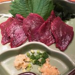 Koryouri Tetsu - 食べログメニュー掲載の写真とはボリュームの違う馬刺し（980円）