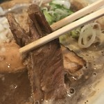 麺 虎テツ - 【2016.11.29】繊維状に崩れるチャーシュー。