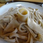 手打ち・つけ汁 うどん処 てる井 - 幅広麺で可愛く盛り付け