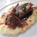 トゥールダルジャン 東京 - ピジョンラミエのロースト　ドフィノワーズポテトのガーランと仕立て