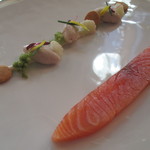 トゥールダルジャン 東京 - サーモンエピス風味薫香仕立てとカリフラワーのバヴァロア