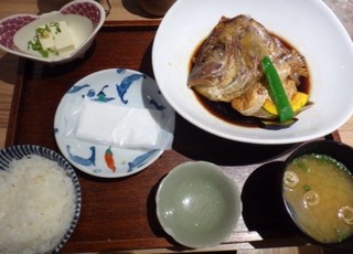 Kisuiteiwaraku - ◆鯛のあら炊き定食（980円：外税）をチョイス。
                        「鯛のあら炊き」「少量の奴」「中央の小皿には紙おしぼり」
                        「ご飯(お代わり可能）」「お味噌汁（お代わり可）」