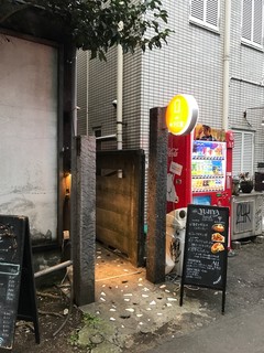 Yuujiya - お店の入り口は、この隙間を入った先にあります。