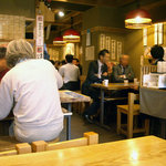 Uogashi Onihei - 「おに平」入り口近くのテーブル席