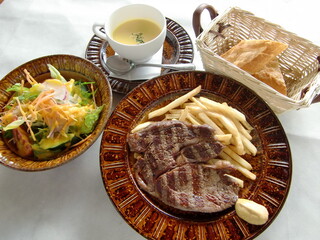 Pyrenees - 暖炉でじっくり炙り焼きにする暖炉焼き牛ロースのランチコース