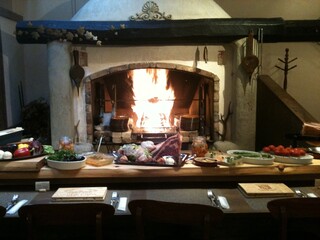 Pyrenees - カウンターでは暖炉で焼ける食材を見ながらお食事を