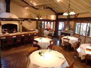 Pyrenees - 店内はフランス・ピレネー地方の田舎屋をイメージ