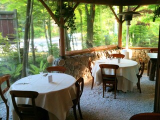 Pyrenees - 屋根続きのテラススペースは冬季もビニールで覆い、ストーブも完備。オールシーズン、ペット連れのお客様もご利用頂けます。