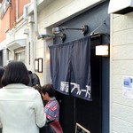 麺屋ブルーズ - 13:30での行列は絶えることがなかった