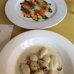 レストラン カッペリーニ - 前菜。ニョッキのクリームソース。サーモンと鯛のカルパッチョ、ジェノバソース。