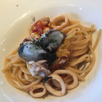 ラ・リリアーナ - 季節のパスタ。小ヤリイカにイカ墨がパンパンに詰まってます。