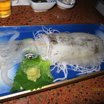 アオリイカのお造り
          サービスで頂きました！身は透き通り動いてました
          コリっこりの歯応えに甘みが最高