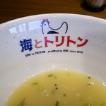 海とトリトン - 丼はオリジナル（鶏系は白い器に鶏のデザイン。豚骨系は黒い器に豚のデザインです）