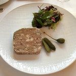 ブルギニオンの肉のテリーヌ サラダ添え