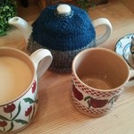 ACOMT（ミルクティー）。ポットと同じ大きさのマグカップです