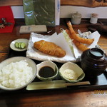 美はる - ロースエビ盛り合わせ定食（ロースかつ、海老フライ2本。御飯、赤出汁、お漬物）
            ¥2300