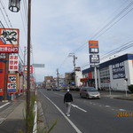美はる - お店の前の幹線道路！真っ直ぐ行くと瀬戸市ね