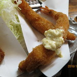 海老フライはタルタルソースで頂きます！これがまた旨旨♡