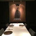 尹家 - 素晴らしい絵画が飾ってある個室