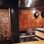 アカ - 店内（パエリアを仕込んでます）