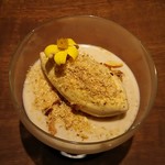 アカ - 栗のミルクプリンとバニラアイスクリーム　アーモンド粉末かけ、栗の香りの花
      