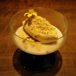 アカ - 栗のミルクプリンとバニラアイスクリーム　アーモンド粉末かけ、栗の香りの花
      