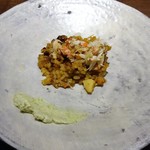 アカ - コッペ蟹のパエリア、山椒入りアリオリソース
      