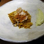 アカ - コッペ蟹のパエリア、山椒入りアリオリソース
      