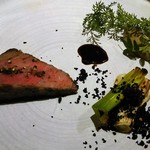 アカ - 和牛のイチボ肉　きのこペースト、シェリー酒のソース、焼葱、イカスミのパンを砕いたもの、香草