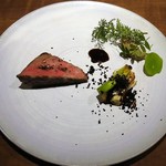 アカ - 和牛のイチボ肉　きのこペースト、シェリー酒のソース、焼葱、イカスミのパンを砕いたもの、香草