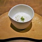 アカ - 炭火で焼いた白子と津居山蟹、トマト水、生ハムの泡
      