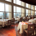 THIRTY8 - バラの花びらのテーブル