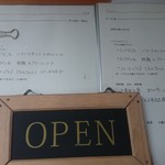 CUCINA KURAMOCHI - お店入口のランチメニュー、メイン付き2,600円とメインなし1,250円