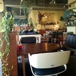 Haguru cafe - レトロ感とグリーンが融合したオシャレな店内