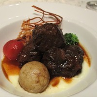 エル・ダンジュナゴヤ - 牛肉のマデラ酒煮込み。