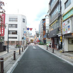 あんとれ - 隣は若草公園。向こう側はアーケード街です。