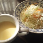 セットのスープとサラダ
