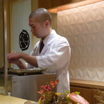 銀座 しのはら - 八寸の中の鴨肉を焼いています