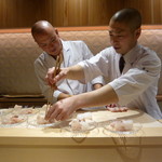 銀座 しのはら - 向付を篠原さん、澤田さんが盛り付けていきます