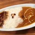 カリーアップ - バターチキンカレー×ビーフカレー Lサイズ  ¥1,500  器、ライスの盛り方、レーズンのトッピングまでGHEEと寸分変わらず懐かしい。