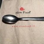 Caffe Vittorio Di Rosso Luca - 何の変哲も無いステンレススティール製プレス スプーンの形が美しい