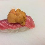 Rakuzan - 12月のおすすめ　うにトロ握り：トロの握りの上にうにを乗せました。
      究極のコラボ寿司です。
      味が相殺されるかと思いきや、両方の美味さを楽しめる握りになりました。