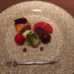 御料理 堀川 - 果物：さつま芋パイ・らフランス・ざくろ・ピンクグレープフルーツ・栗の渋皮煮・ピオーネ・イチゴ