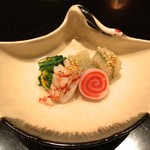 御料理 堀川 - 先付け：子持ちわかめ・菊菜・海老・イカとサーモン巻き(鶴銀杏の皿)