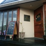 ヒトトナリ - お店の前からパチリ