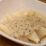 赤白 - フォアグラ入りラビオリトリュフ風味 クリームソースグランヴェフールのスペシャリティ
      