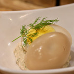 赤白 - ボイルドエッグのコンソメ煮 ハーブ入りスモークサーモンソース
      