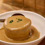 コンソメで柔らかく炊いた大根のポルチーニ茸のクリームソース掛け
          