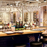 赤白 - スタイリッシュなオシャレバル空間